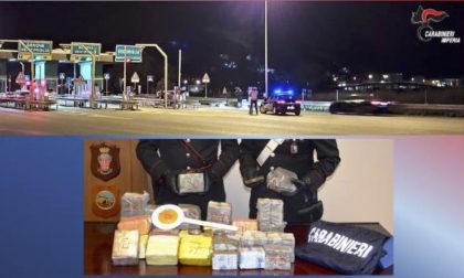 Carabinieri sequestrano 30 kg di hascisc sotto il serbatoio di un'auto