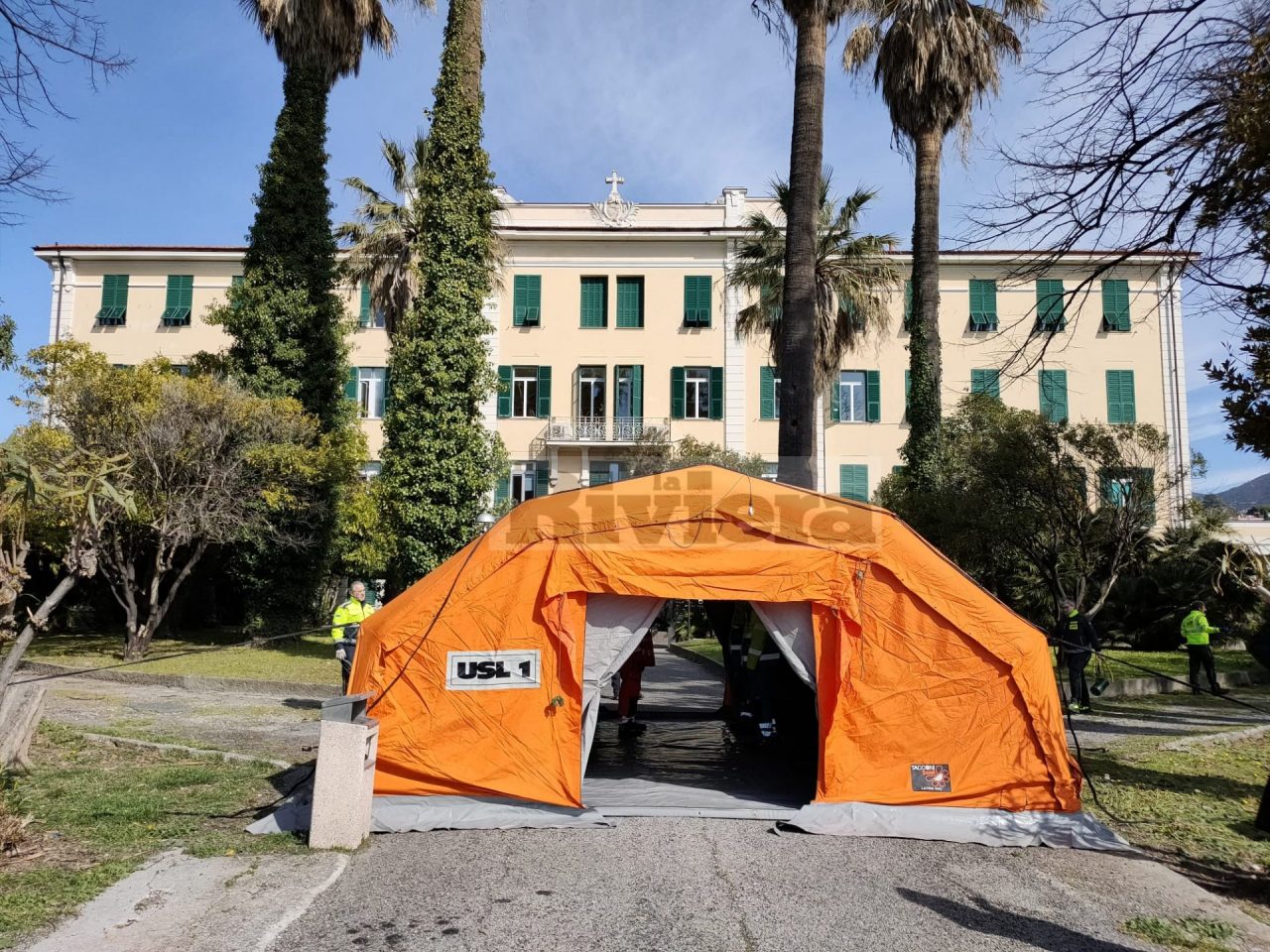 Anche all’ospedale Saint Charles è arrivata la tenda per il pre-triage. Video