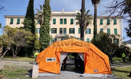 Anche all'ospedale Saint Charles è arrivata la tenda per il pre-triage. Video