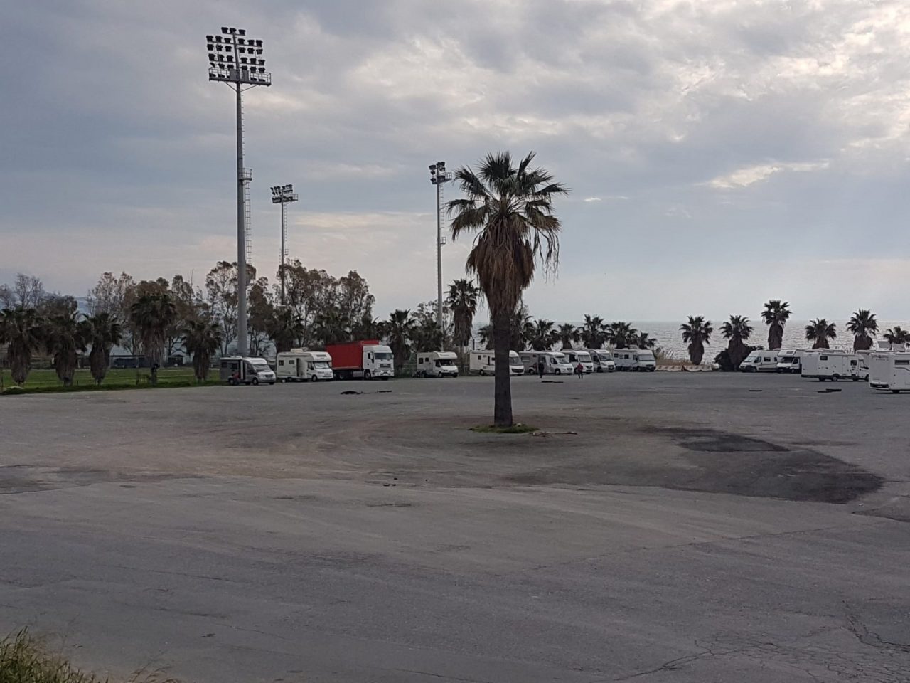 Camping chiuso per decreto e i camperisti affollano Pian di Poma