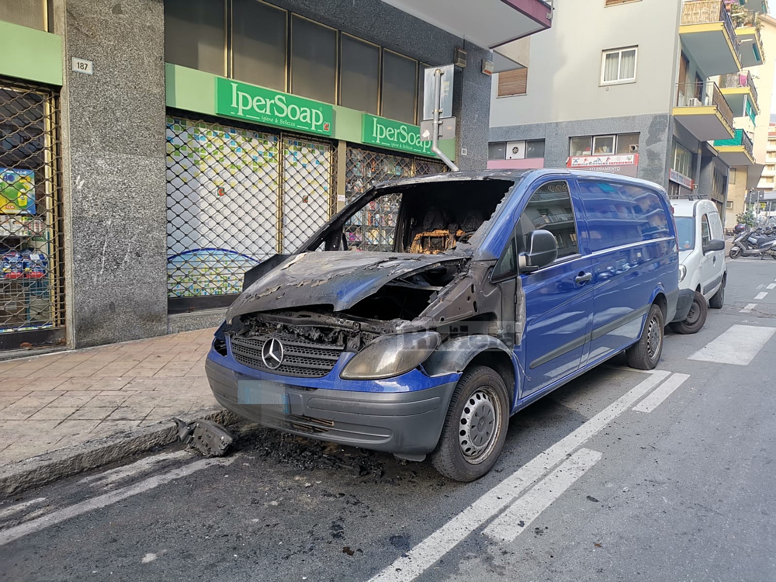 Incendio furgone via Pietro Agosti Sanremo Mercedes Vito