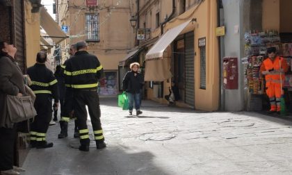 Si staccano calcinacci in via Palazzo. Sul posto vigili del fuoco