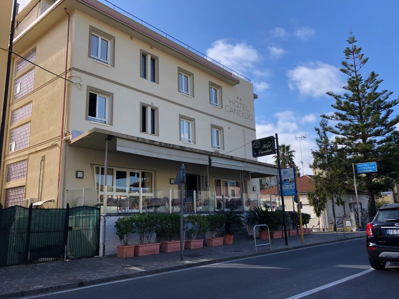 Si fa male cadendo dal letto dell’albergo e in ospedale lo trovano positivo al Coronavirus