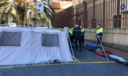 Coronavirus: si montano le tende fuori dal carcere