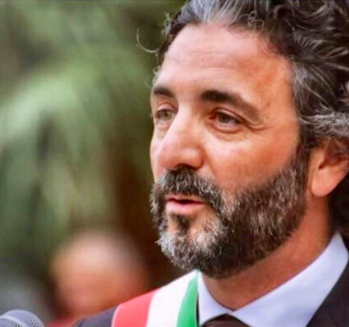 Sindaco Conio sui vandali no-vax “Poveri stolti”