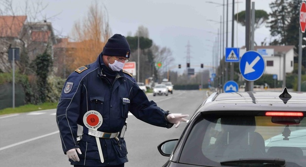Dalla denuncia a 200 euro di multa: cambia il reato per 100mila “furbetti della passeggiata”
