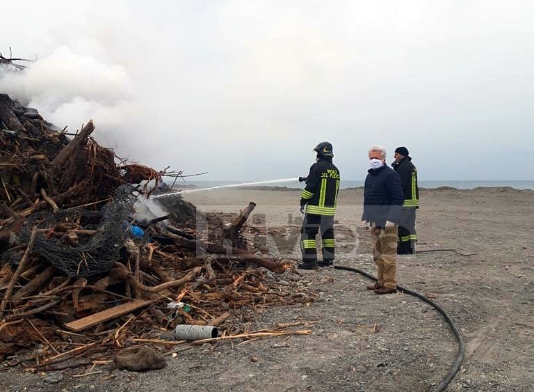 incendio Ventimiglia Roya catasta legna