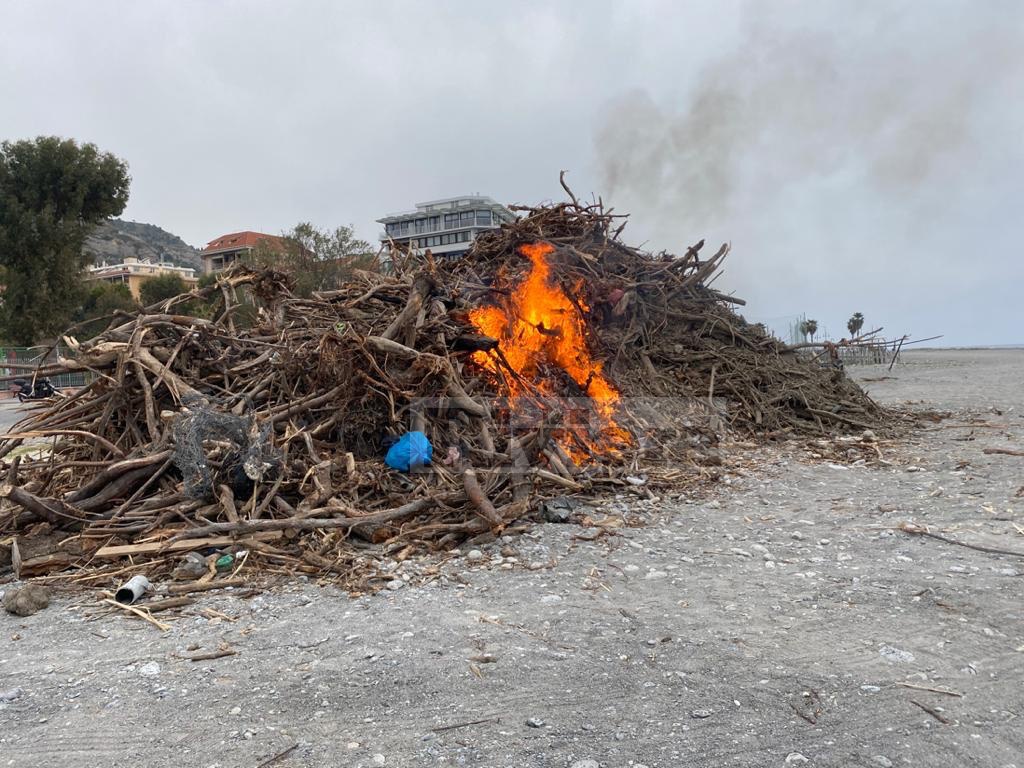 incendio Ventimiglia Roya catasta legna _02