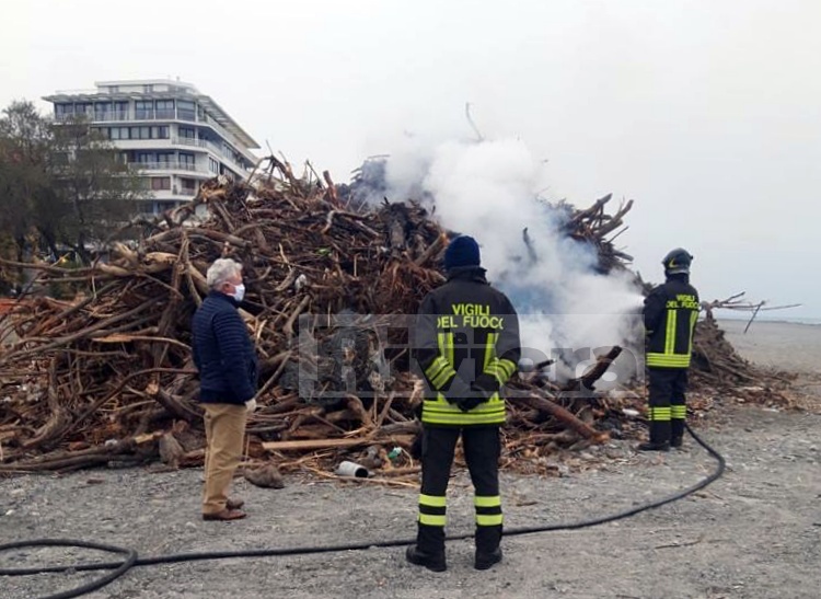 incendio Ventimiglia Roya catasta legna _03