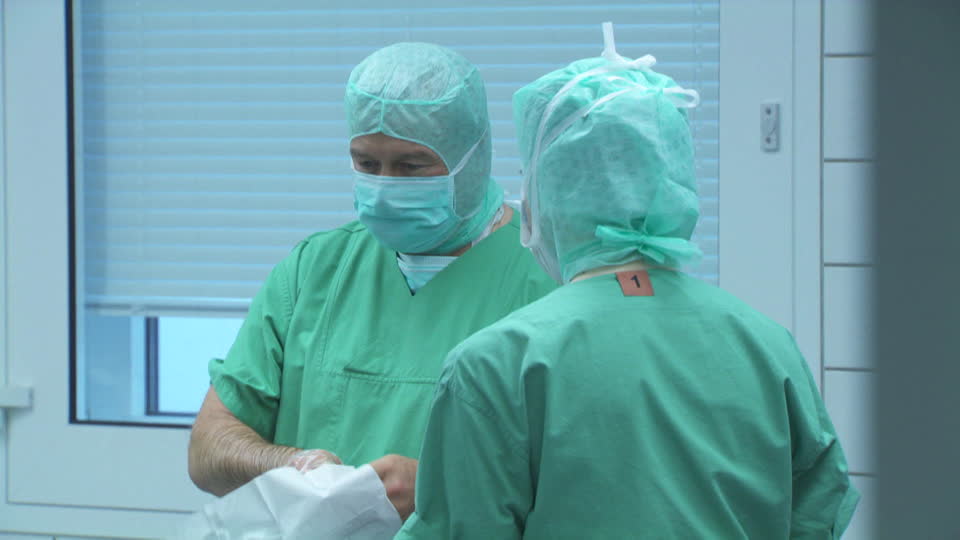 Giovane medico positivo, ricoveri sospesi al San Martino