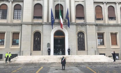 Lutto nazionale: un minuto di silenzio con la bandiera italiana a mezz'asta