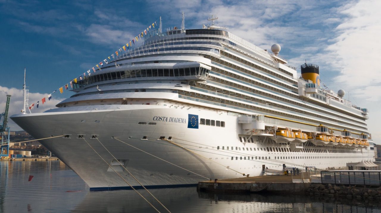 Nave Diadema non attraccherà a La Spezia. “Suddividere lo sforzo sanitario”