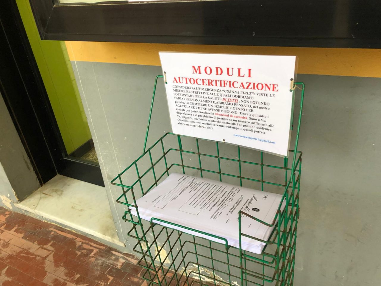 Autocertificazioni in regalo nel centro di Oneglia