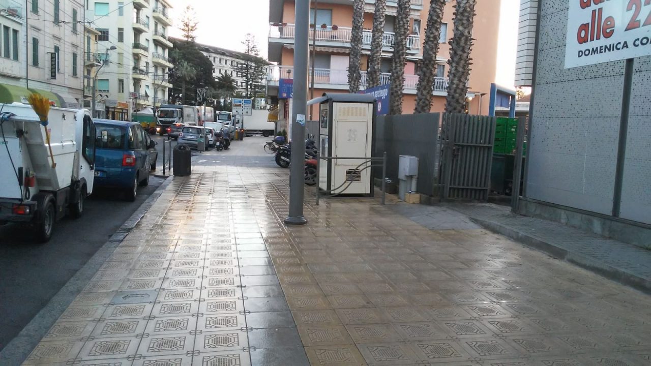 Opuscoli, pattugliamenti e sanificazioni strade. Sanremo intensifica la lotta al Coronavirus