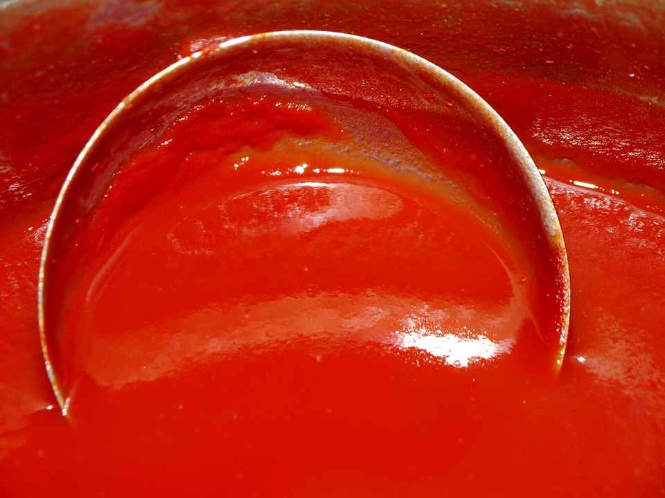 Frammenti di vetro nella salsa di pomodoro
