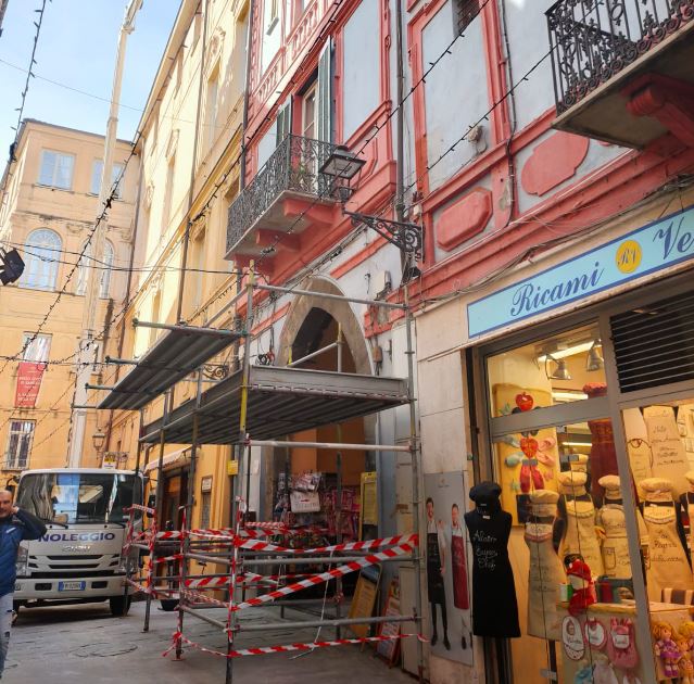 Cadono calcinacci dal cornicione, palazzo messo in sicurezza