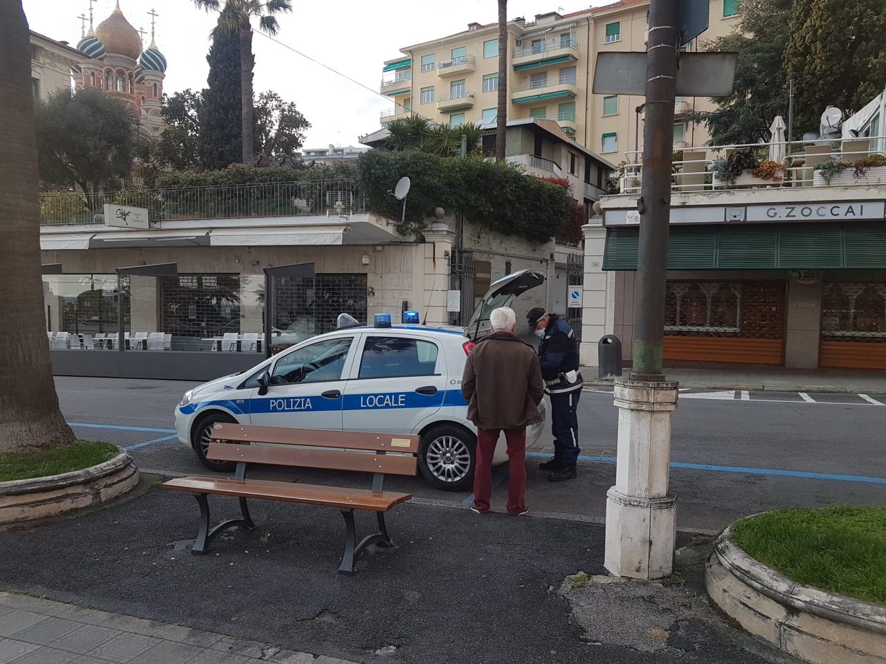Controlli della Polizia Locale in centro a Sanremo anche  per chi va a piedi