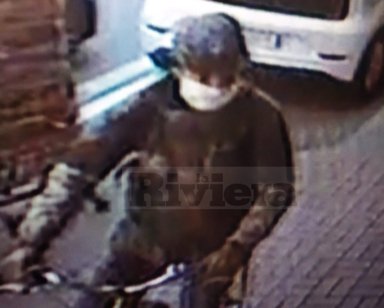 Ladro ruba la bici delle consegne alla Yogurteria di Vallecrosia. Video