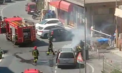 Brucia un'auto allo svincolo dell'Aurelia Bis del Borgo a Sanremo. Video