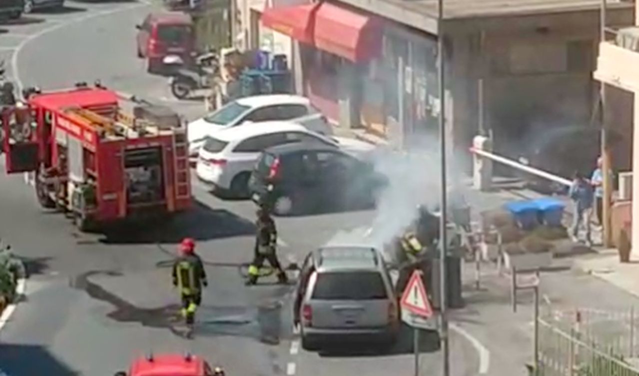 Brucia un’auto allo svincolo dell’Aurelia Bis del Borgo a Sanremo. Video