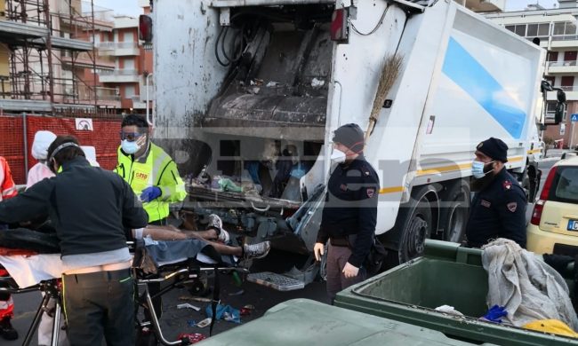 Uomo Finisce Nel Cassonetto Al Compattatore E Rischia Di Morire 