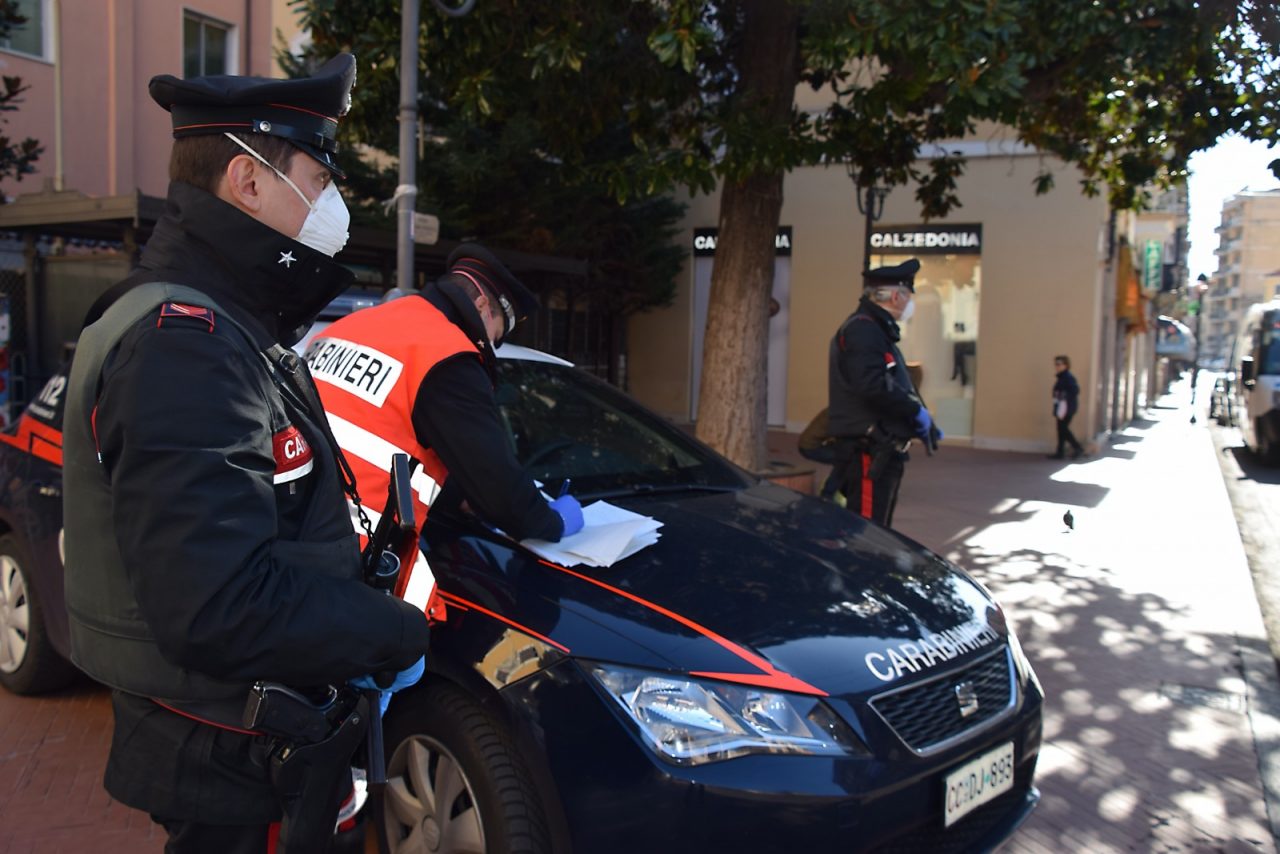 Sorpreso a fare il bagno nel giorno di Pasqua, 25enne multato dai carabinieri