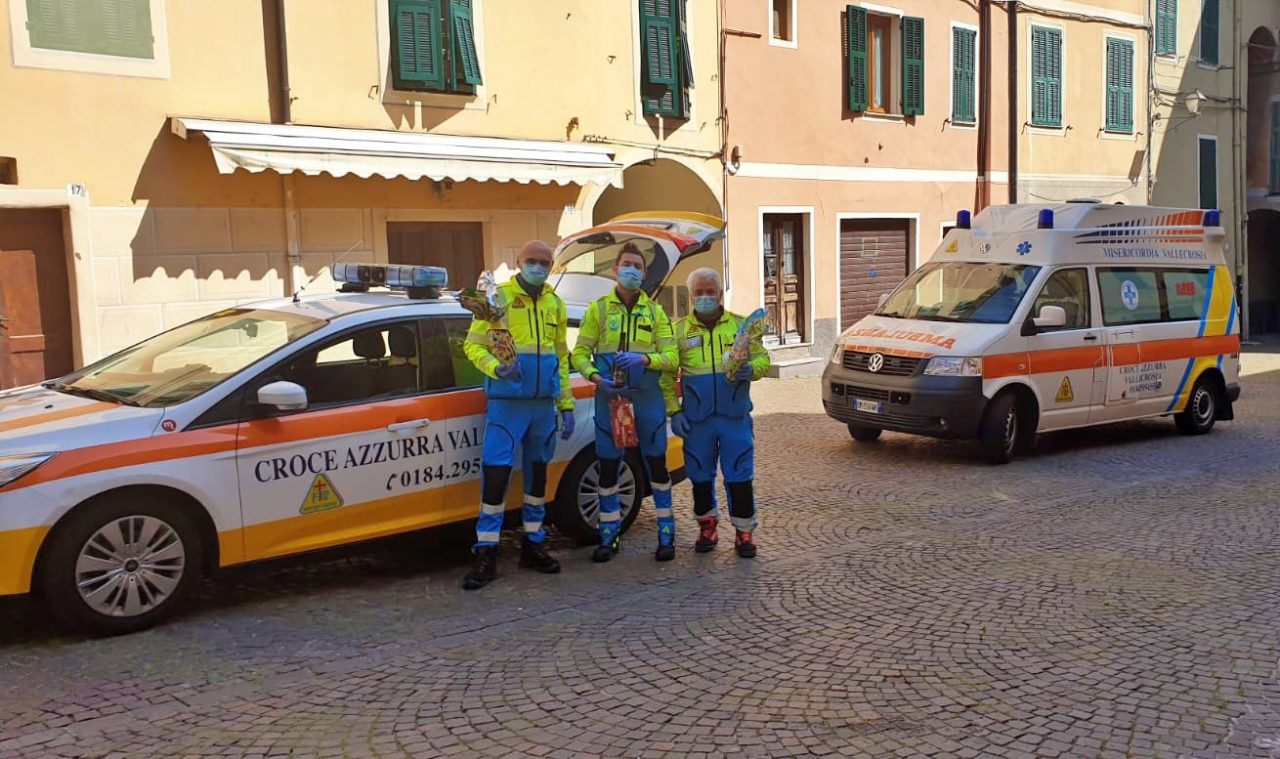 Croce Azzurra consegna uova di Pasqua ai bambini a Camporosso