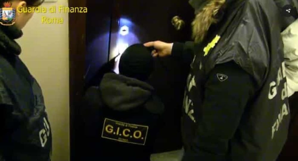 Mascherine: c’è già un primo arresto per turbativa d’asta in un appalto Consip da 15,8 milioni