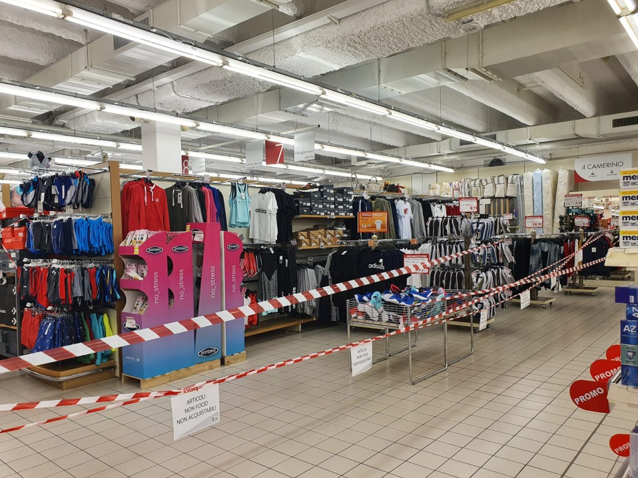 Scaffali blindati da Bennet, si vende solo cibo – Gli scatti