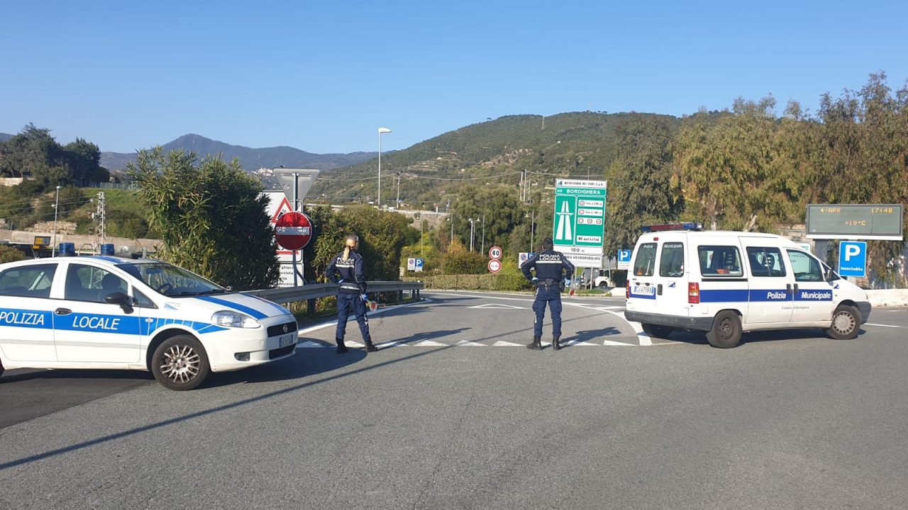 Fidanzata lo lascia durante quarantena e lui esce per cercarla, multato