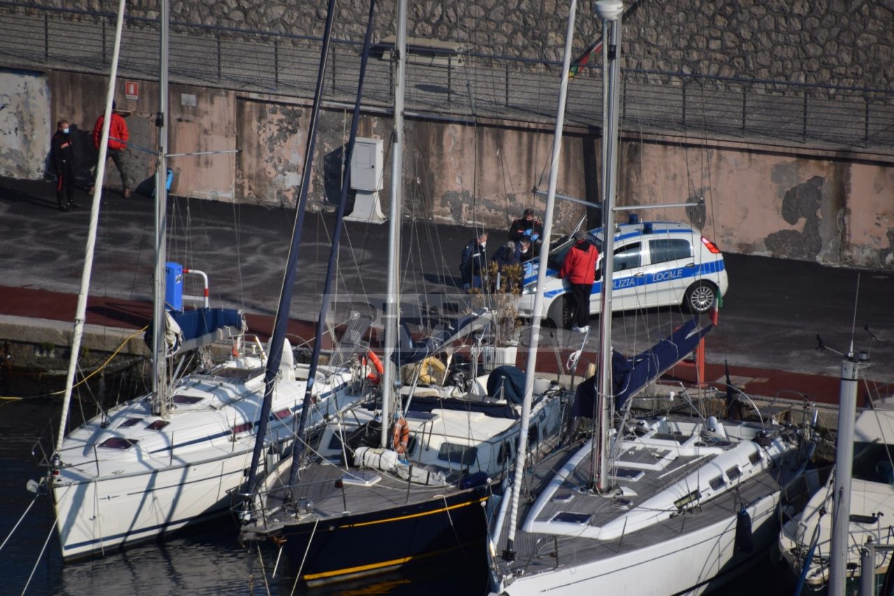 Clochard occupa una barca del porto di Bordighera