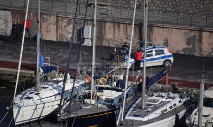 Clochard occupa una barca del porto di Bordighera