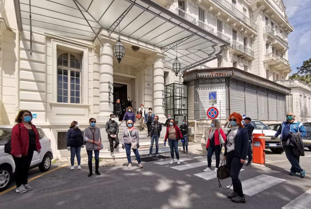 Parrucchieri in rivolta davanti al Comune di Sanremo: “Fateci lavorare”