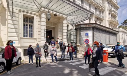 Parrucchieri in rivolta davanti al Comune di Sanremo: "Fateci lavorare"
