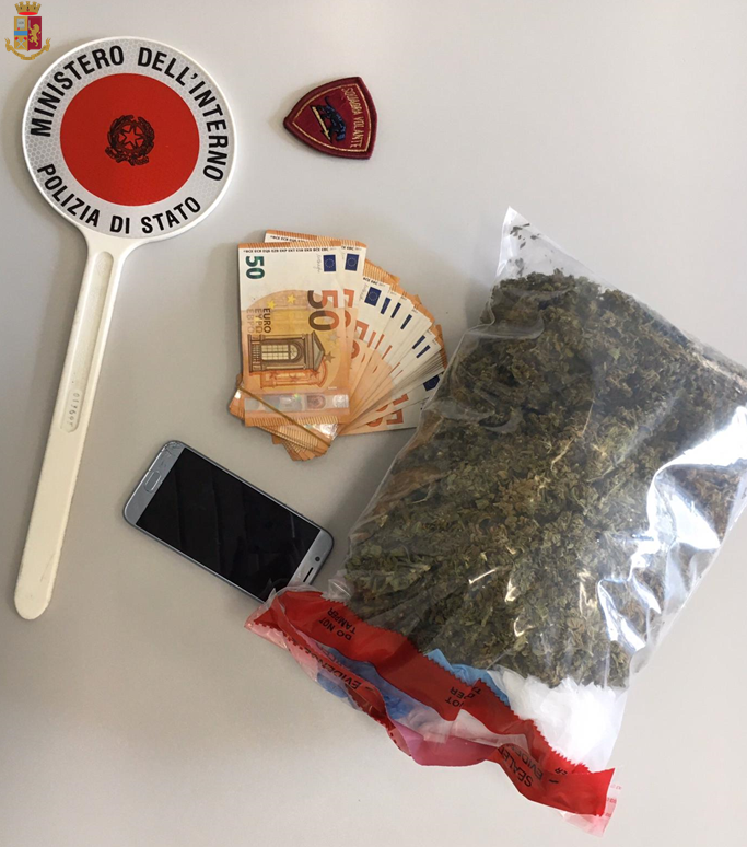 Sorpreso “a spasso” con mezzo chilo di marijuana, scattano le manette