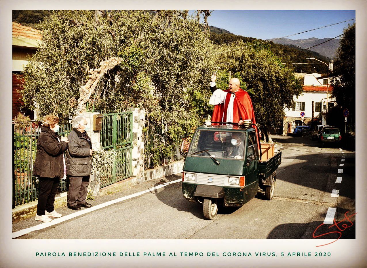 Il parroco sull’Ape per le benedizioni pasquali