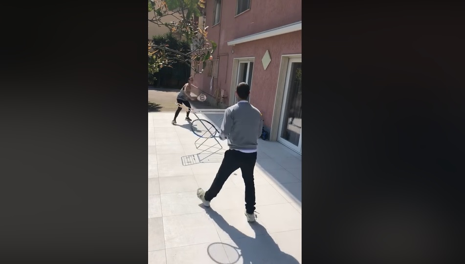 Fabio Fognini si allena con la Pennetta nel giardino di casa ad Arma. E come rete usa uno stendino. Il video