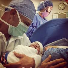 Da domani i futuri papà potranno di nuovo assistere al parto