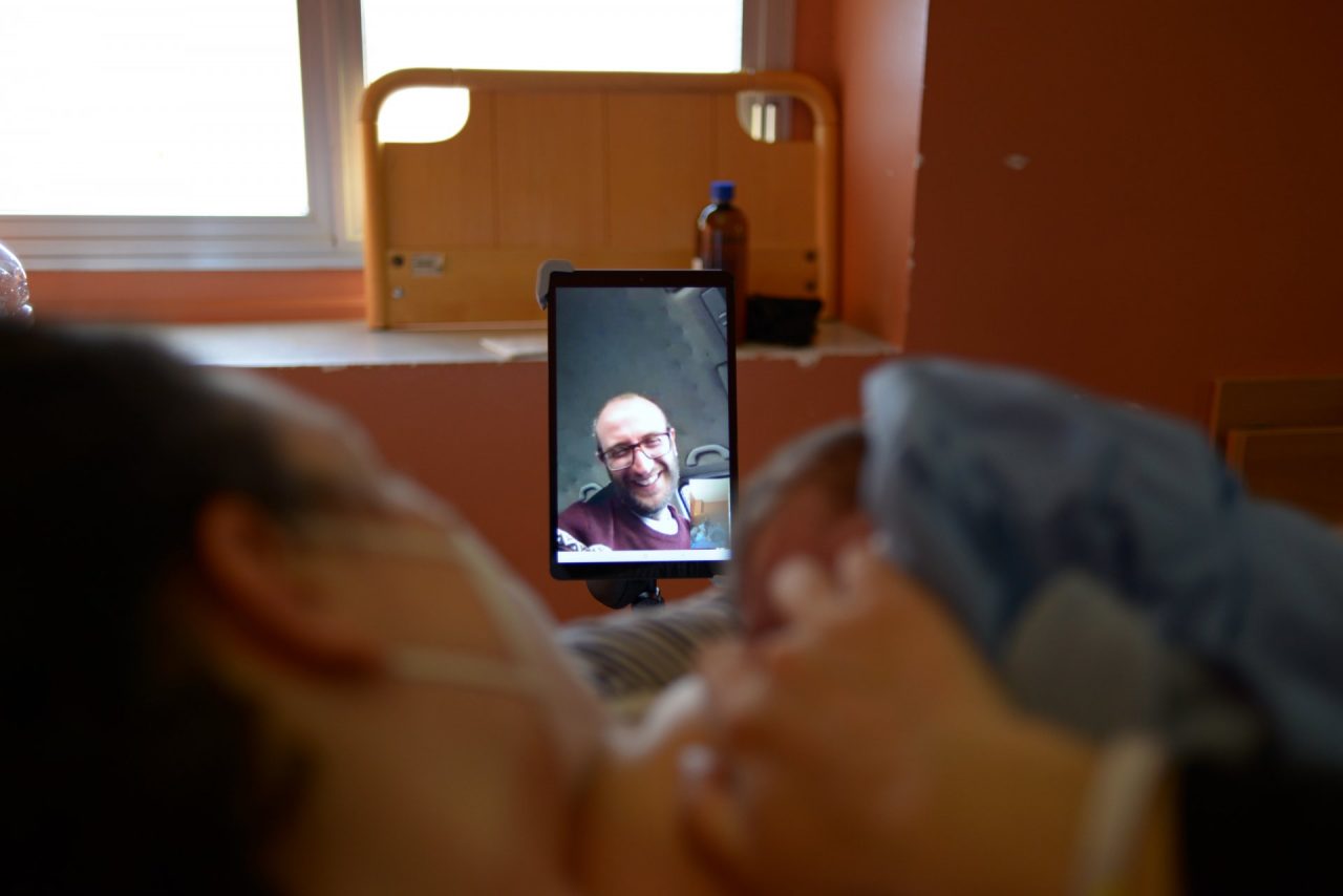 Benvenuta Emilia! Il papà segue il parto in diretta tablet dal parcheggio dell’ospedale