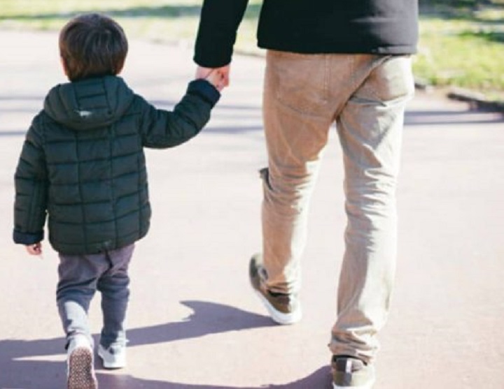 Passeggiate con i bimbi piccoli concesse ma con un solo genitore