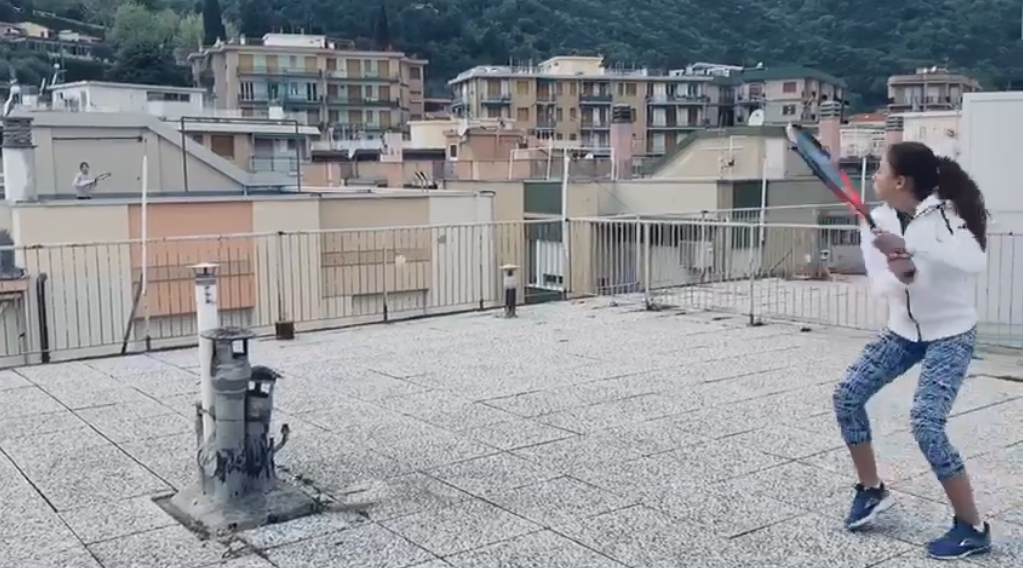 Coronavirus, tenniste si allenano sui tetti – il video