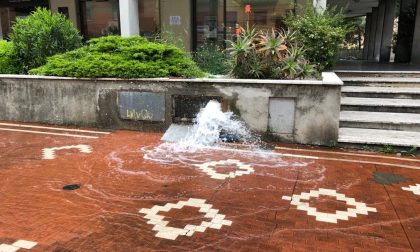Tubo rotto ad Imperia, fiume d'acqua in strada