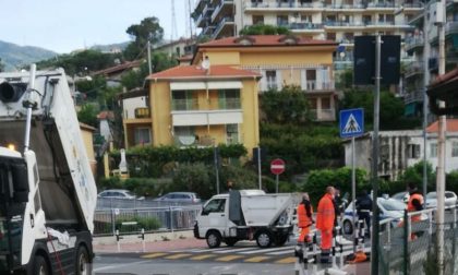 Spazzatrice perde olio, disagi al traffico al Borgo di Sanremo