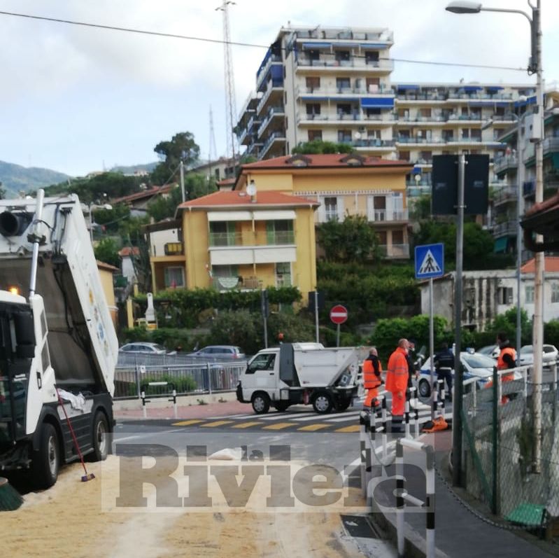 Spazzatrice perde olio, disagi al traffico al Borgo di Sanremo