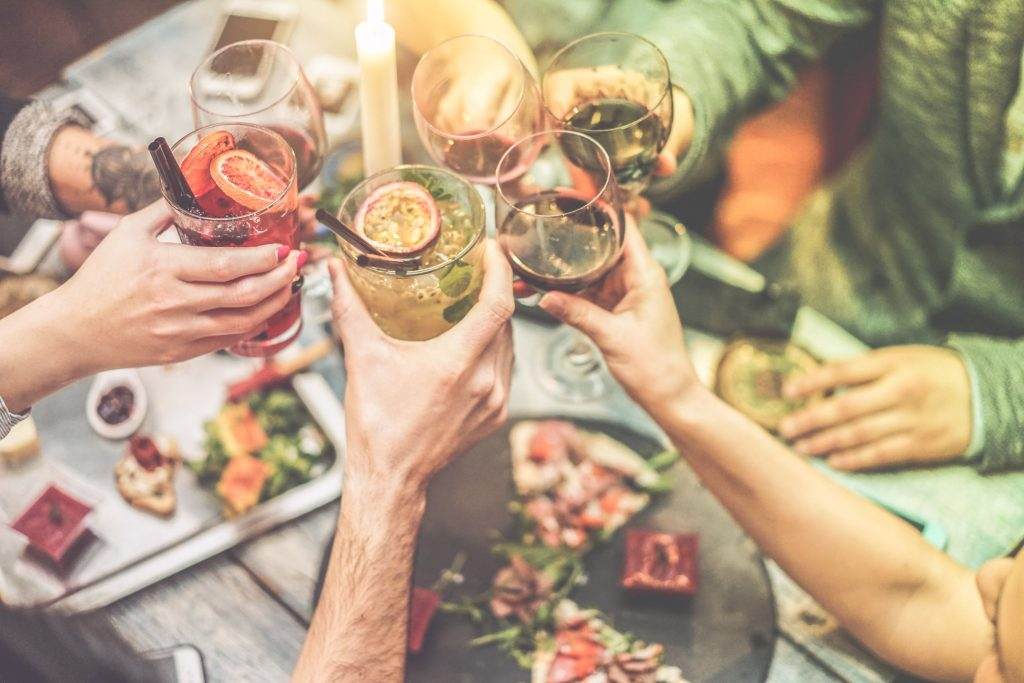 Imperia: l’aperitivo di tre amici fuori dal bar costa una multa da 400 euro