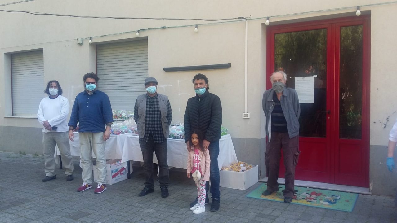 Termina il Ramadan, dolciumi in regalo a tutti i bimbi