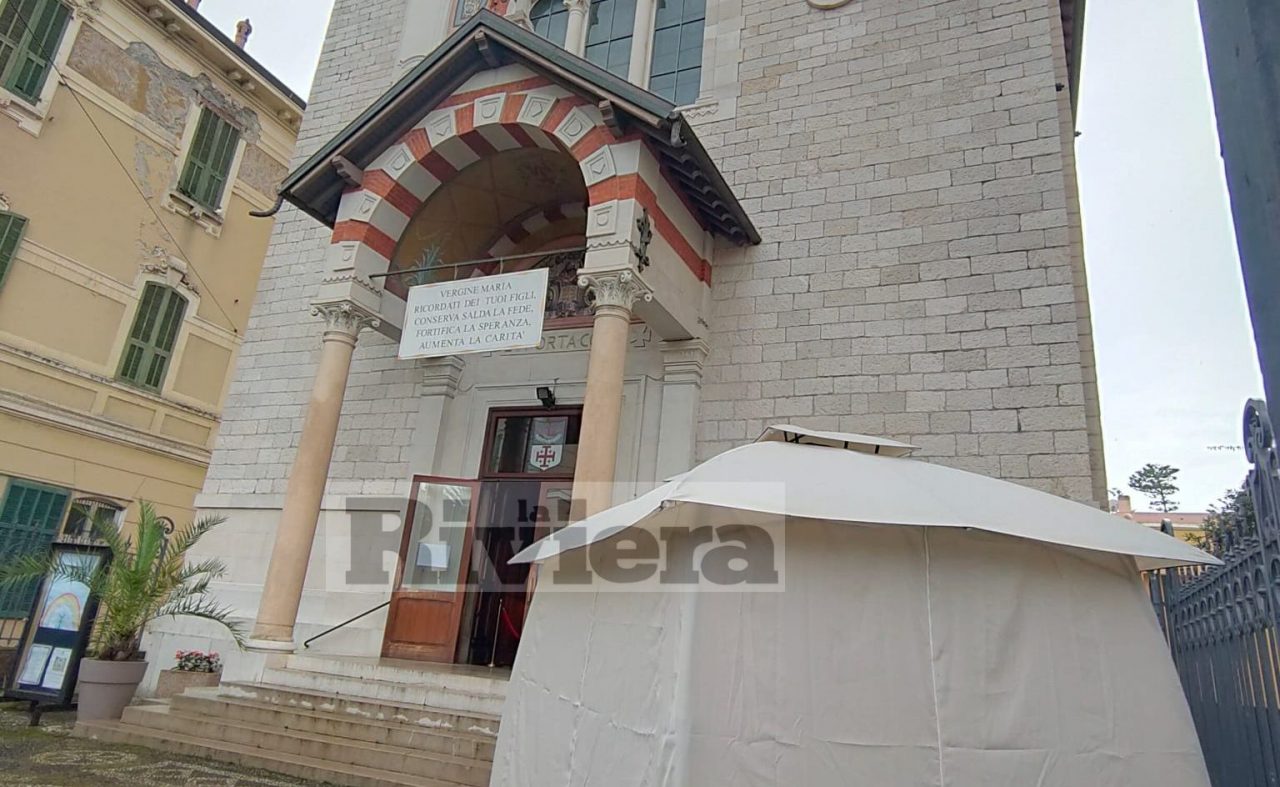 Volete andare in chiesa? Ecco le regole da seguire, a partire dalla tenda del “triage”
