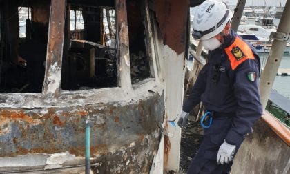 Guardia Costiera sul relitto della "Pamela of London" per le indagini dopo il rogo