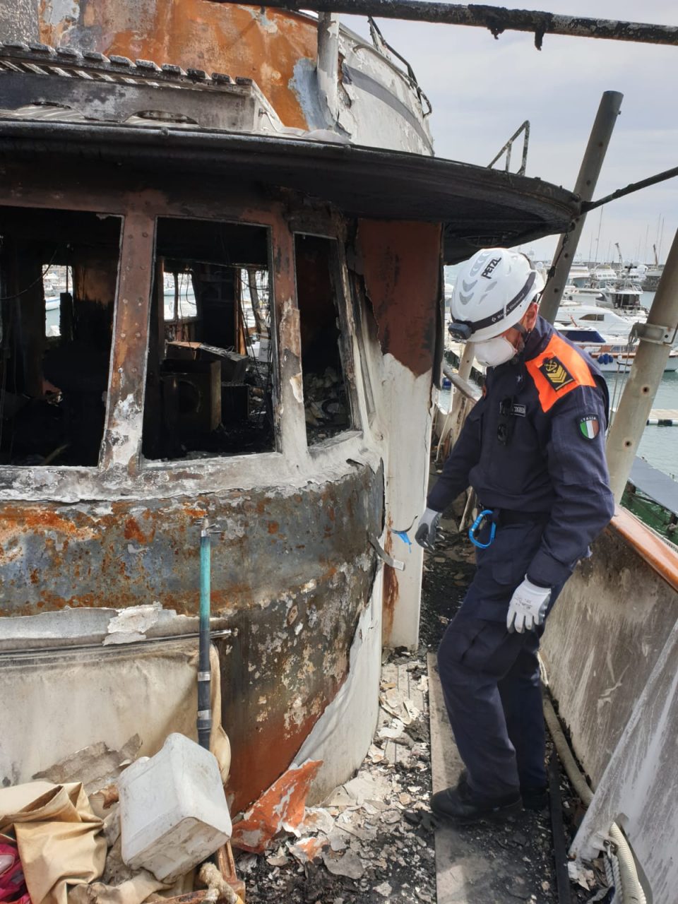 Guardia Costiera sul relitto della “Pamela of London” per le indagini dopo il rogo