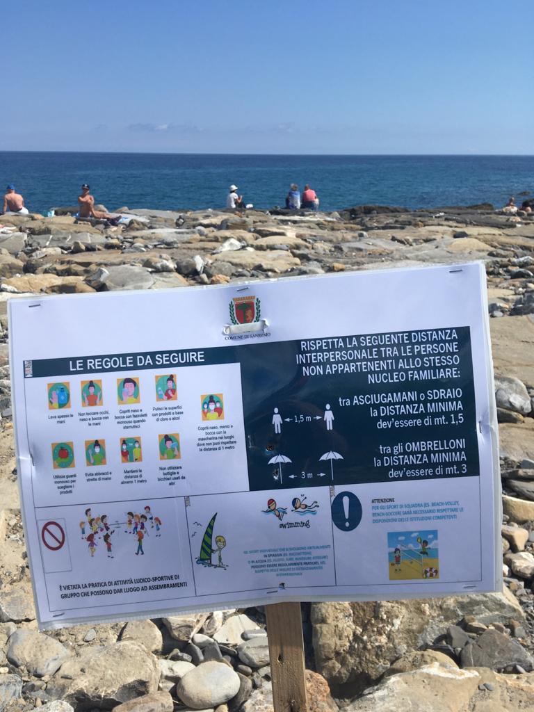 Spiagge libere: a Sanremo spuntano i cartelli con i regolamenti